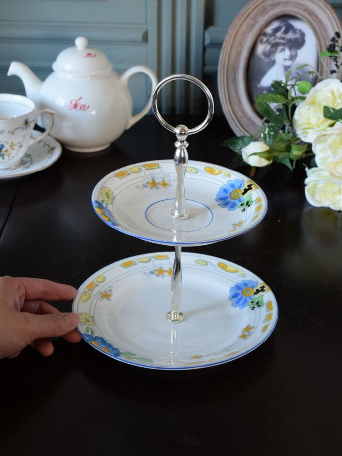 英国アンティークのケーキスタンド、シノワズリデザインのお花柄が