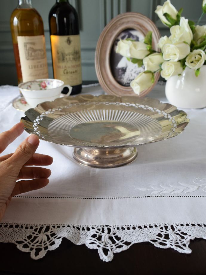 イギリスのアンティークシルバー食器、透かし彫りが美しい脚付きの