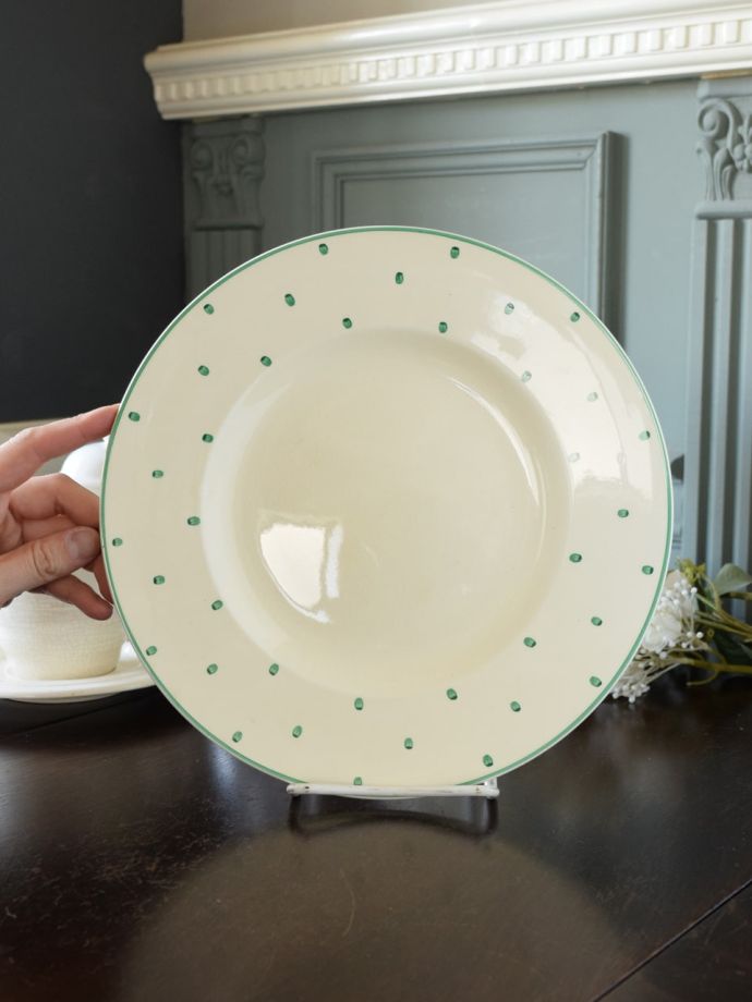 スージークーパーのおしゃれなアンティークお皿、ポルカドット