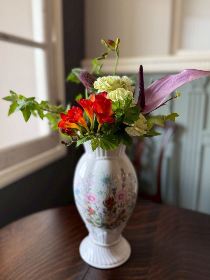 イギリスから届いたエインズレイの花器、wild tudor（ワイルド