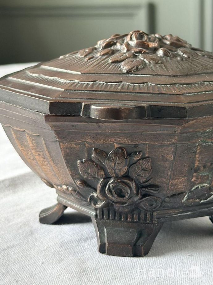フランスで見つけたアールデコのアンティークボックス、薔薇の装飾が