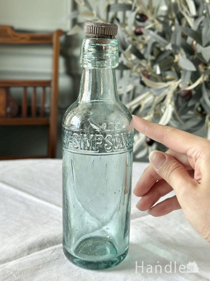 フタ付きのアンティークガラスボトル、エンボス入りボトル（J.P.CRAVEN