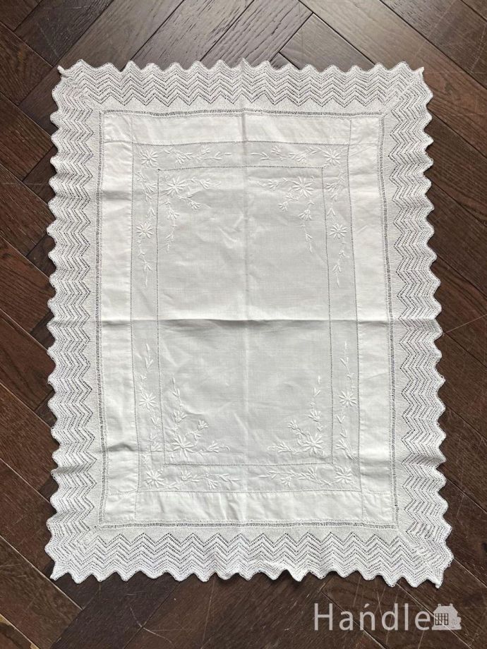 刺繍が可愛いフランスアンティーク、繊細なレースのスクエア型のクロス