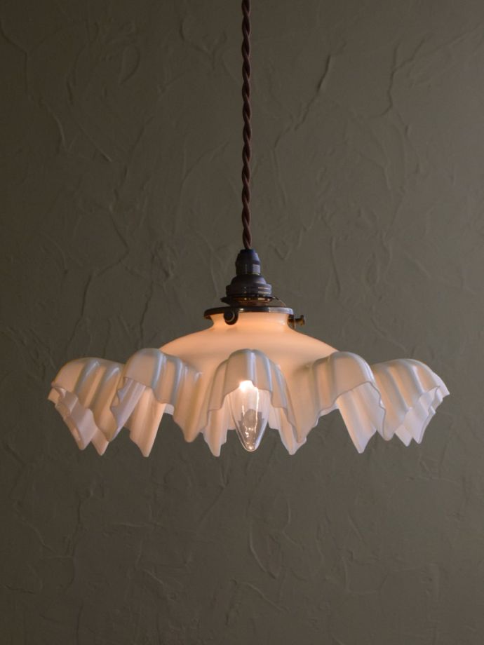 アンティークのフレンチシェード、美しいフリルのペンダントライト