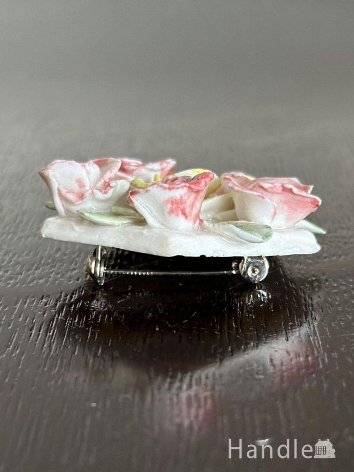 英国アンティークの陶磁器で出来たお花、ピンク色のバラが可愛い