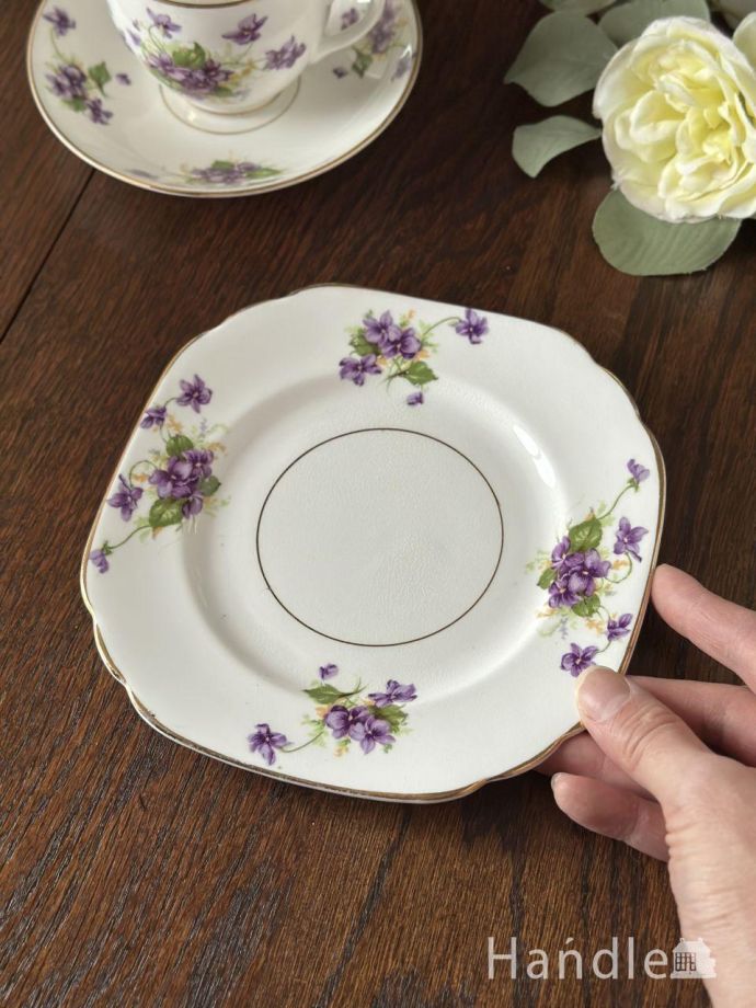 スミレの花が描かれた英国アンティークの皿、 DUCHESS（ダッチェス