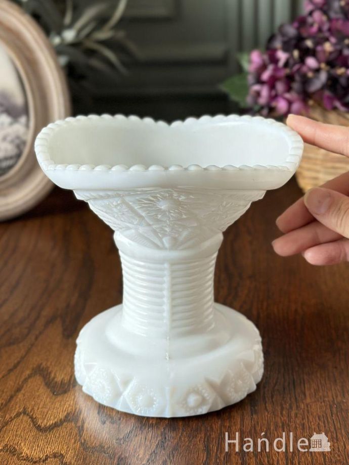 ミルク色のアンティークガラスの花器、真っ白いアンティークガラスが