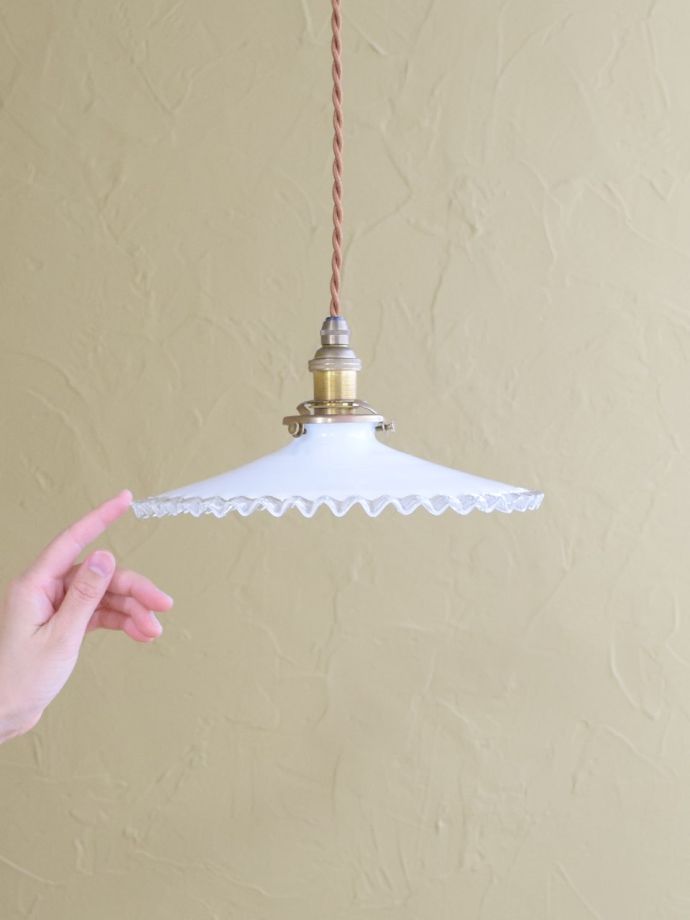 フランスから届いた照明器具、ミルクガラスのアンティークペンダント