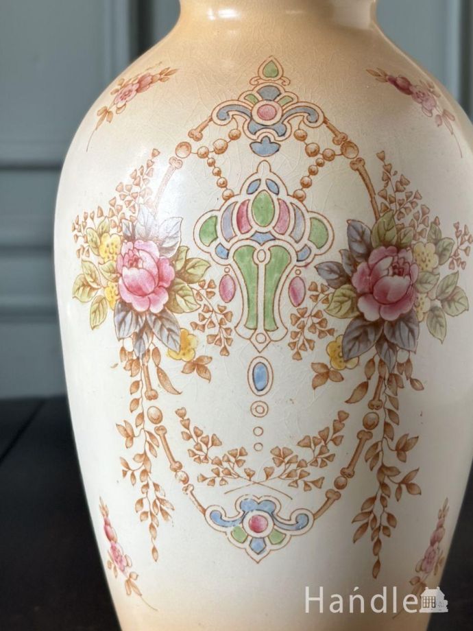 英国から届いたクリーム色のアンティークフラワーベース、クラウン