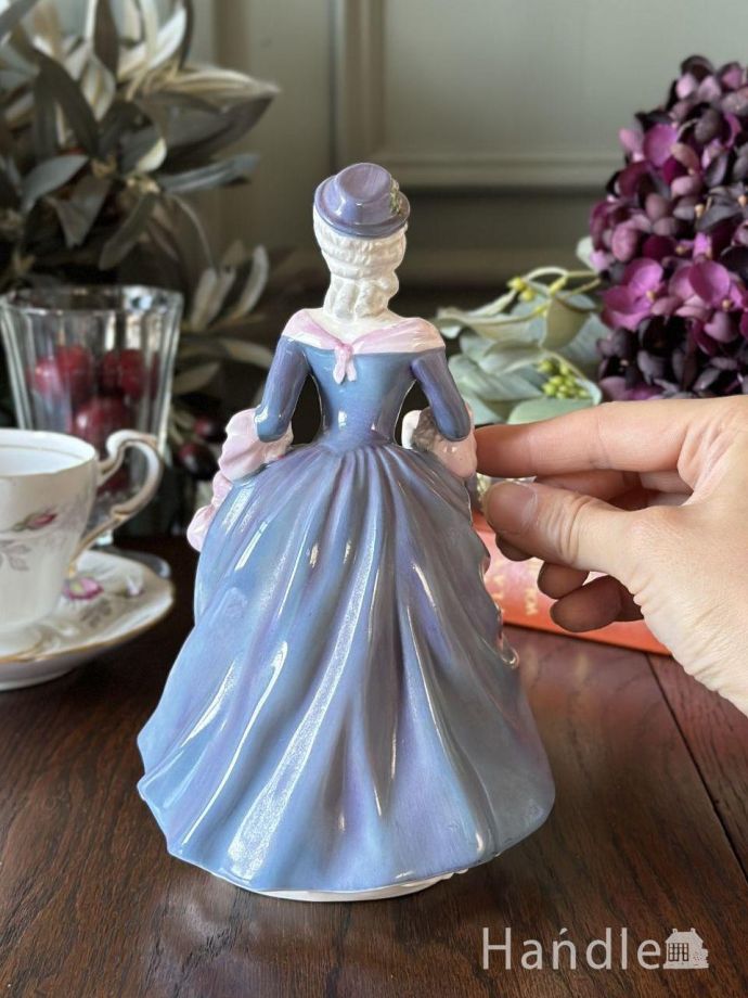 コールポート（Coalport）のフィギュリン、Ladies of fashionシリーズ