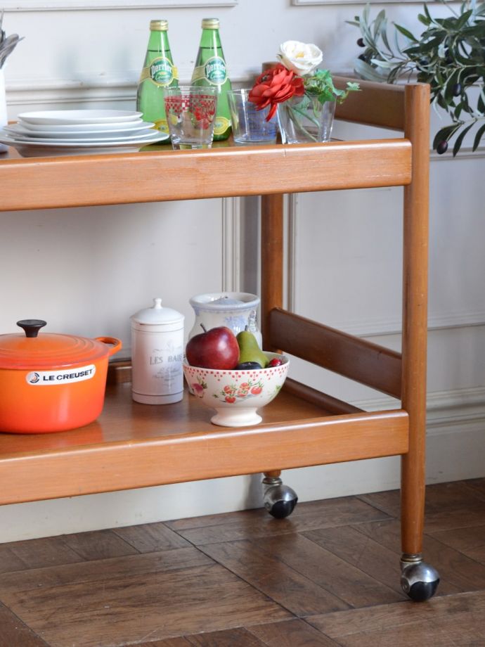 北欧スタイルのおしゃれなビンテージ家具、チーク材のトロリーワゴン(m