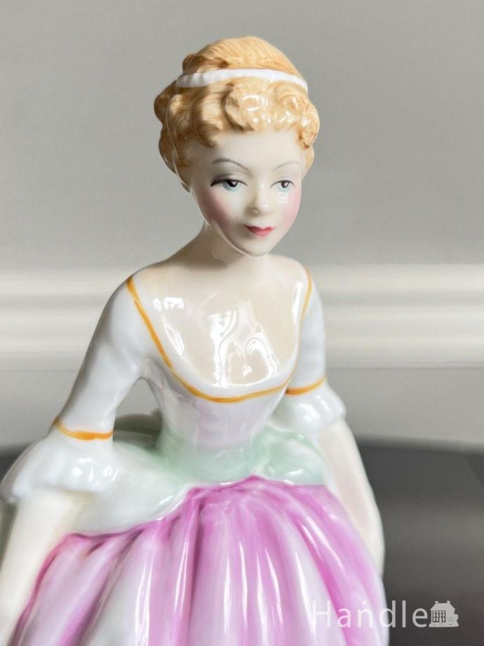 ロイヤルドルトン社のアンティークフィギュリン、ALISON（Peggy Davies