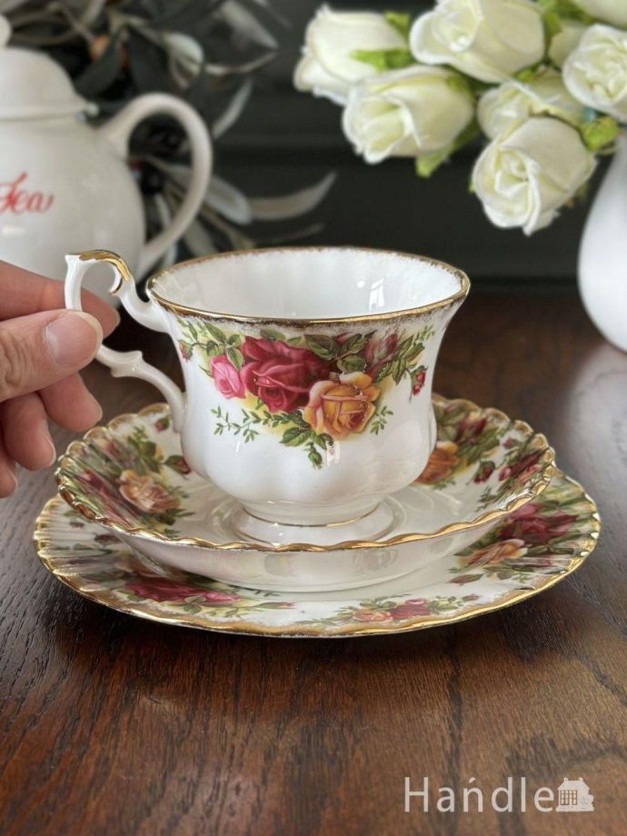 ロイヤルアルバート社のアンティークカップ＆ソーサートリオ（オールド