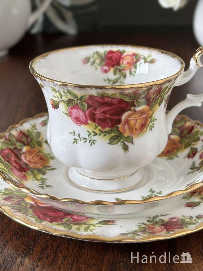 ロイヤルアルバート社のアンティークカップ＆ソーサートリオ（オールド