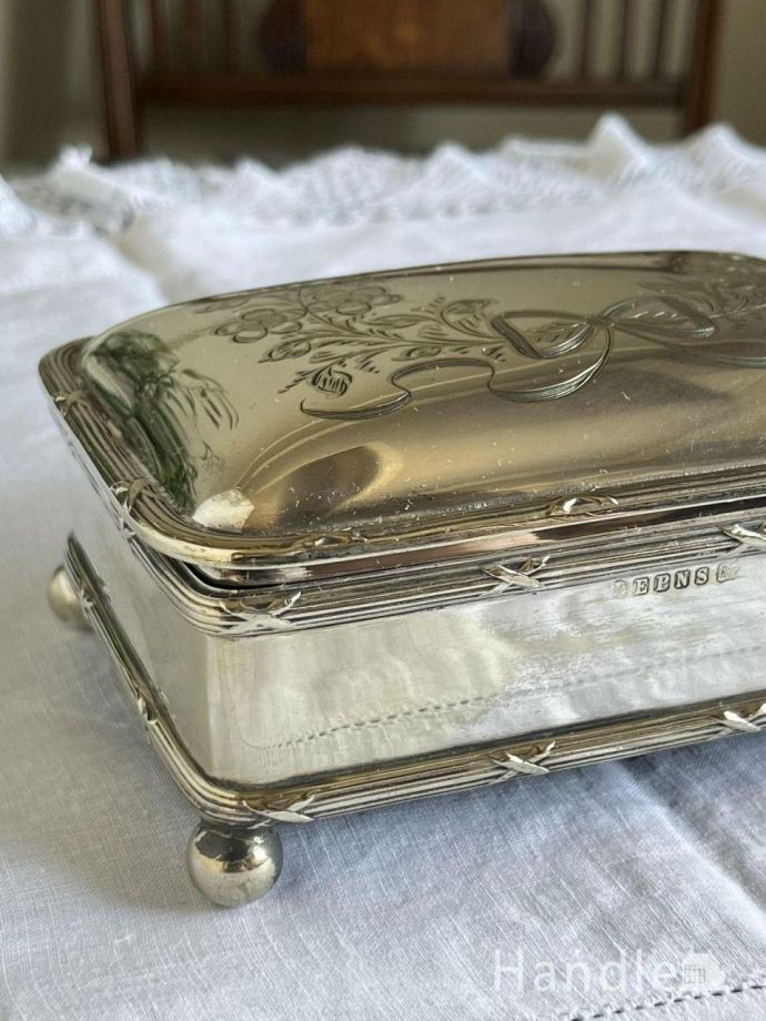 イギリスから届いたアンティークのシルバー、リボンとお花の装飾が