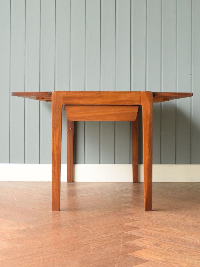 イギリスから届いたビンテージローテーブル、北欧デザインのバタフライ