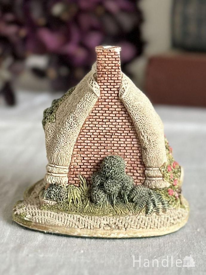 Handleブルー色のドアが可愛い、Lilliput Lane（リリパットレーン）の