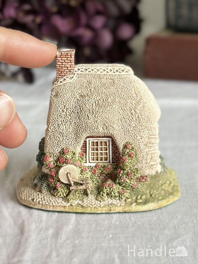 Handleブルー色のドアが可愛い、Lilliput Lane（リリパットレーン）の