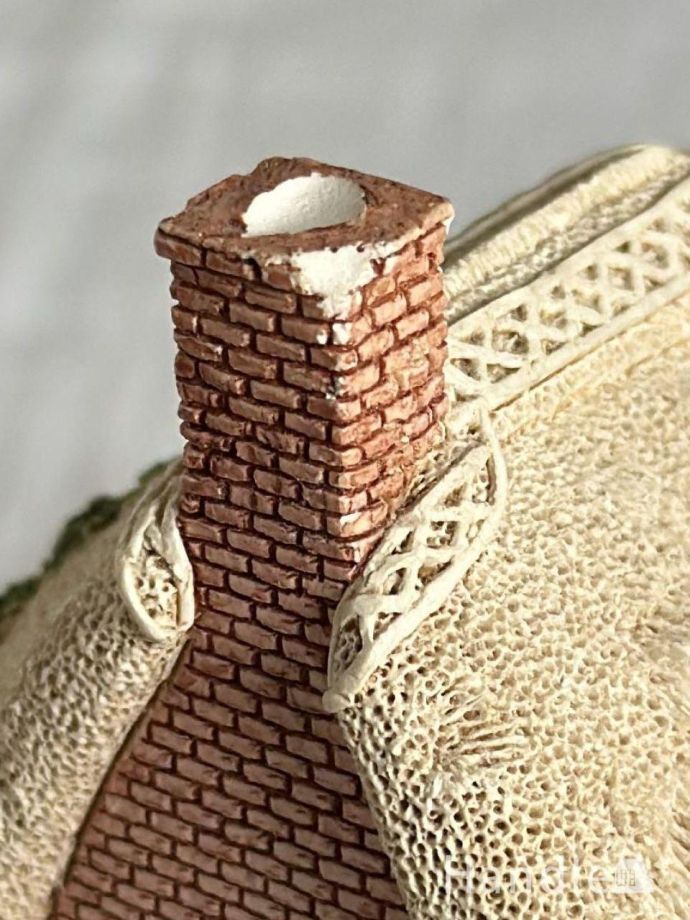 Handleブルー色のドアが可愛い、Lilliput Lane（リリパットレーン）の