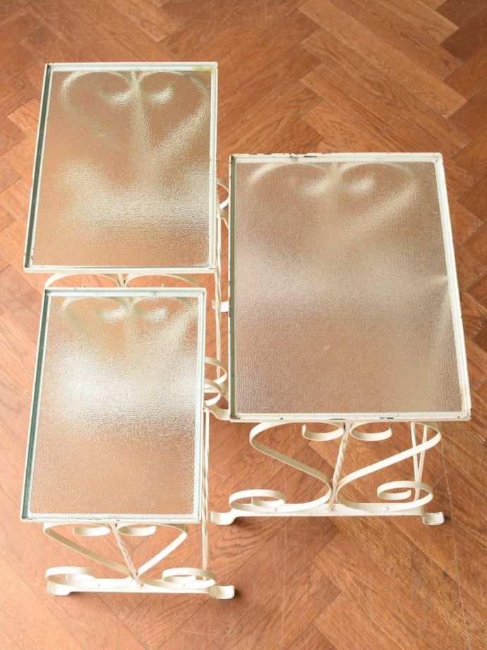 フランスの白いアンティークテーブル、アイアン脚が美しいガラス天板の