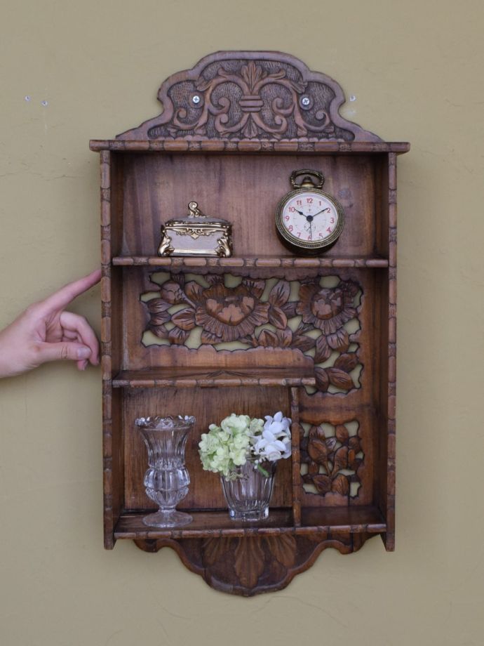 英国のアンティークのおしゃれな壁掛け棚、デコラティブな彫が美しい