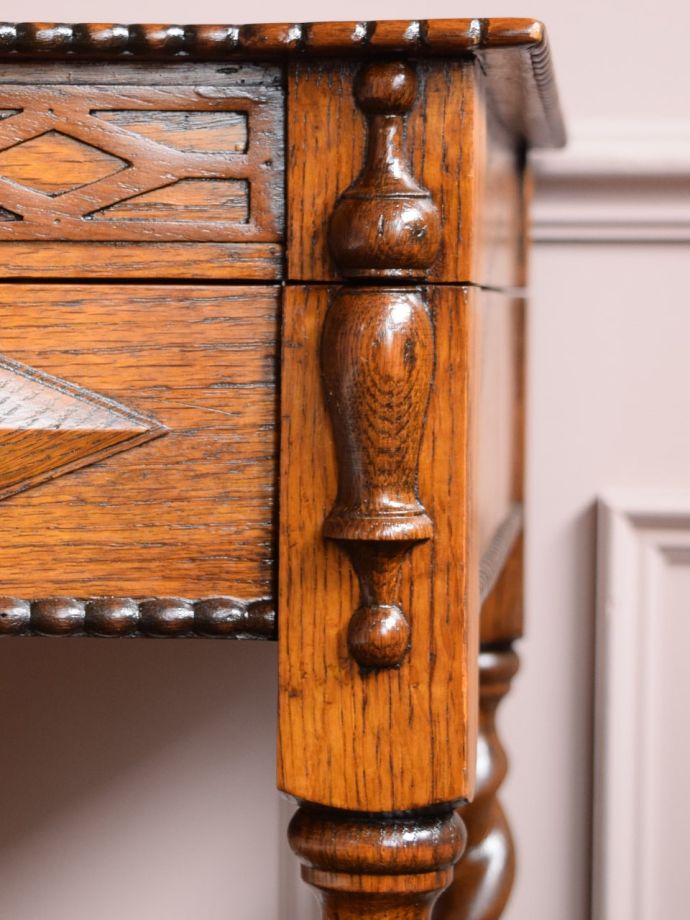 イギリスから届いためずらしいアンティークのコンソールテーブル