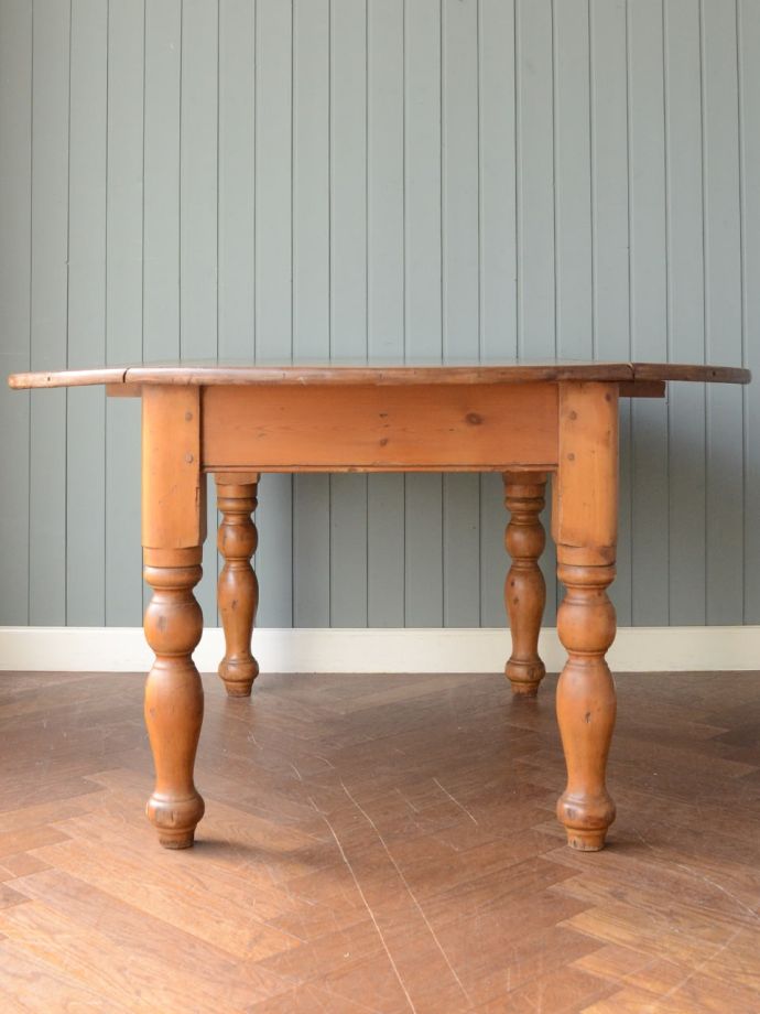 英国アンティークの丸いテーブル、オールドパインのバタフライテーブル