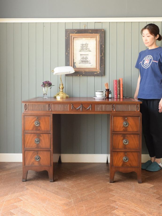 英国アンティークの豪華な書斎机、マホガニー材の杢目が美しい