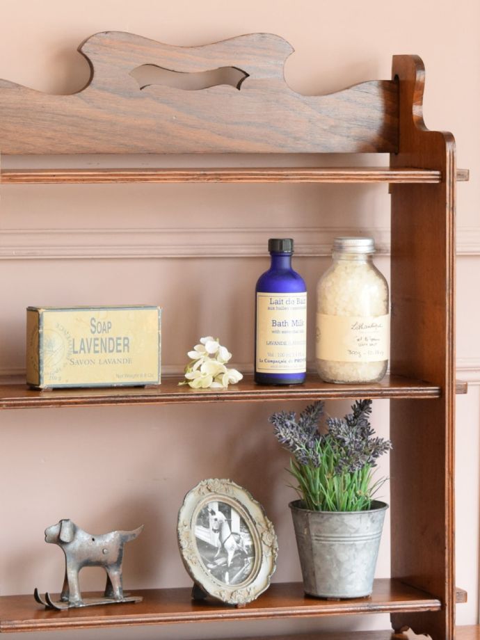 イギリスから届いたアンティークのウォールシェルフ、気軽に楽しめる