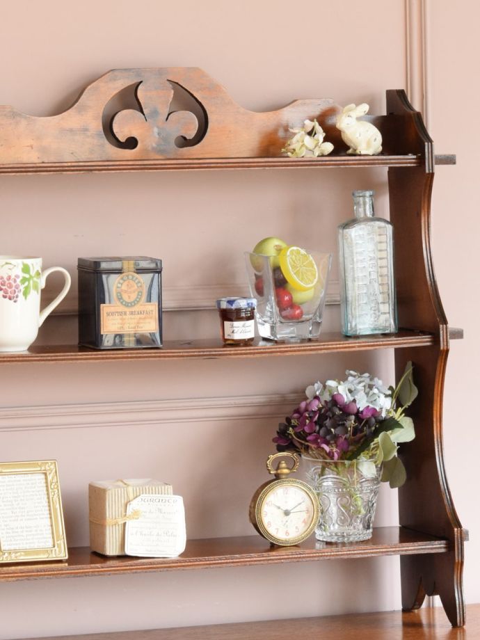 英国アンティークのおしゃれな壁掛け飾り棚、透かし彫りが美しい