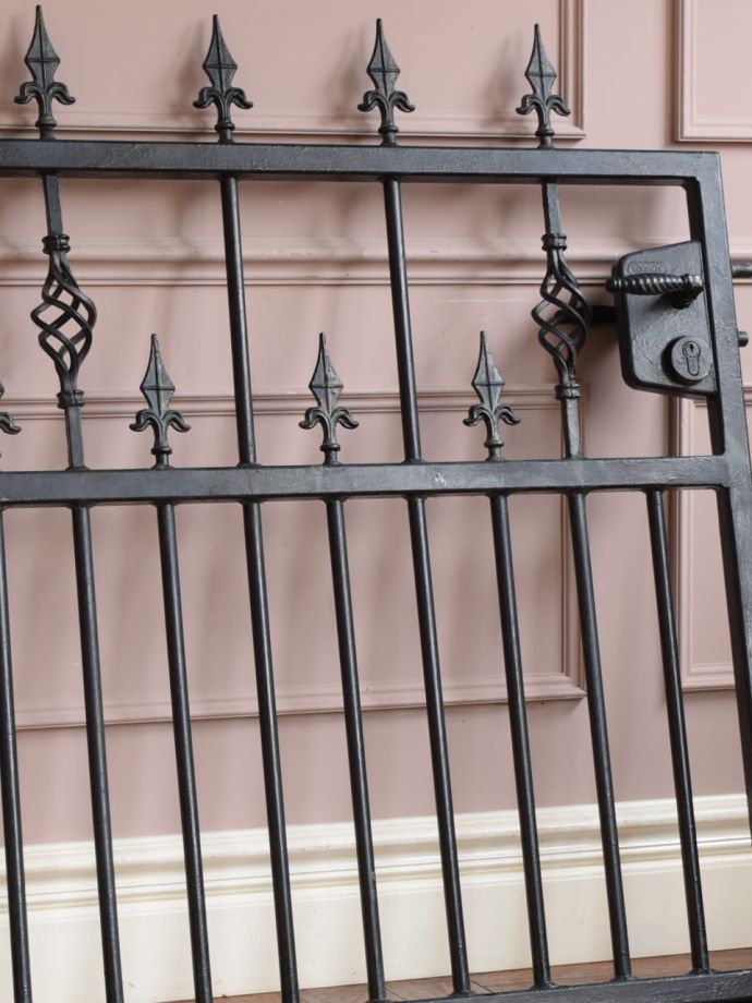 中世のヨーロッパを感じさせてくれる可愛い門扉、アイアンの英国