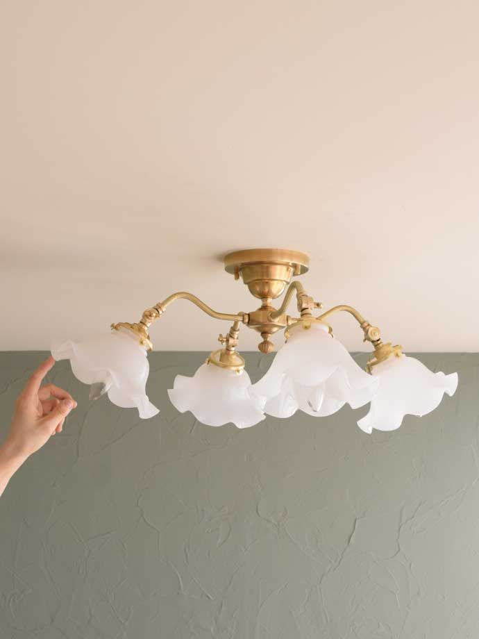 お花の形のガラスシェードが可愛い、アンティーク風のシーリング
