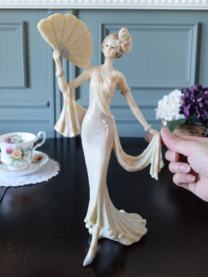 英国アンティーク風のフィギュリン、優雅なドレスで舞う女性の陶磁器