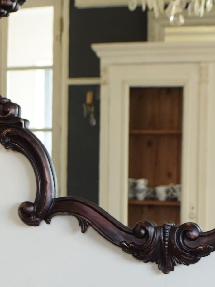 アンティーク調のおしゃれな鏡、デコラティブな装飾が豪華なウォール