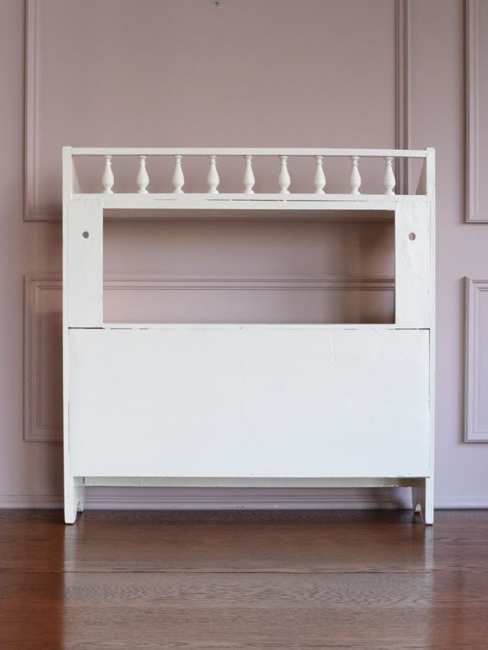 フランスから届いた白いアンティークの棚、シャビーシックなウォール