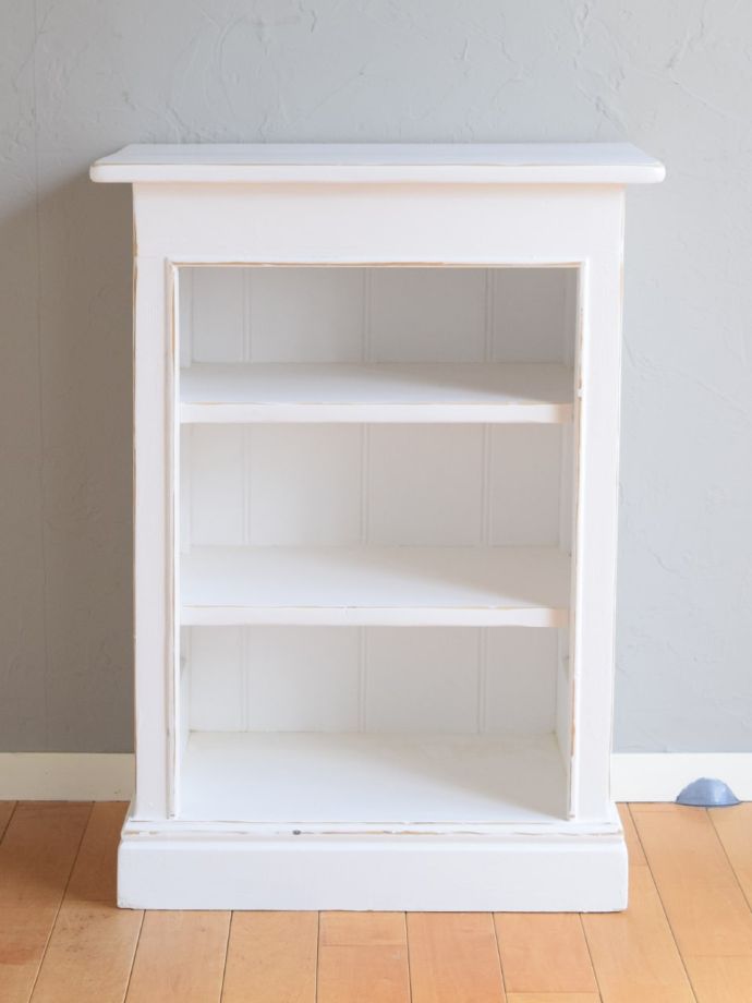 フランスから届いた白いアンティークキャビネット、ナチュラルな雰囲気