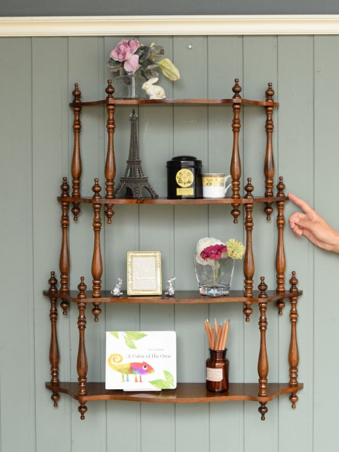 フランスから届いたアンティークのシェルフ、挽き物細工が美しい壁付け