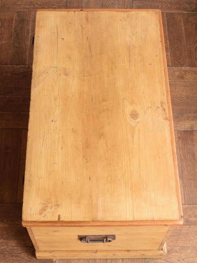 英国アンティークのボックス収納家具、オールドパイン材のブランケット