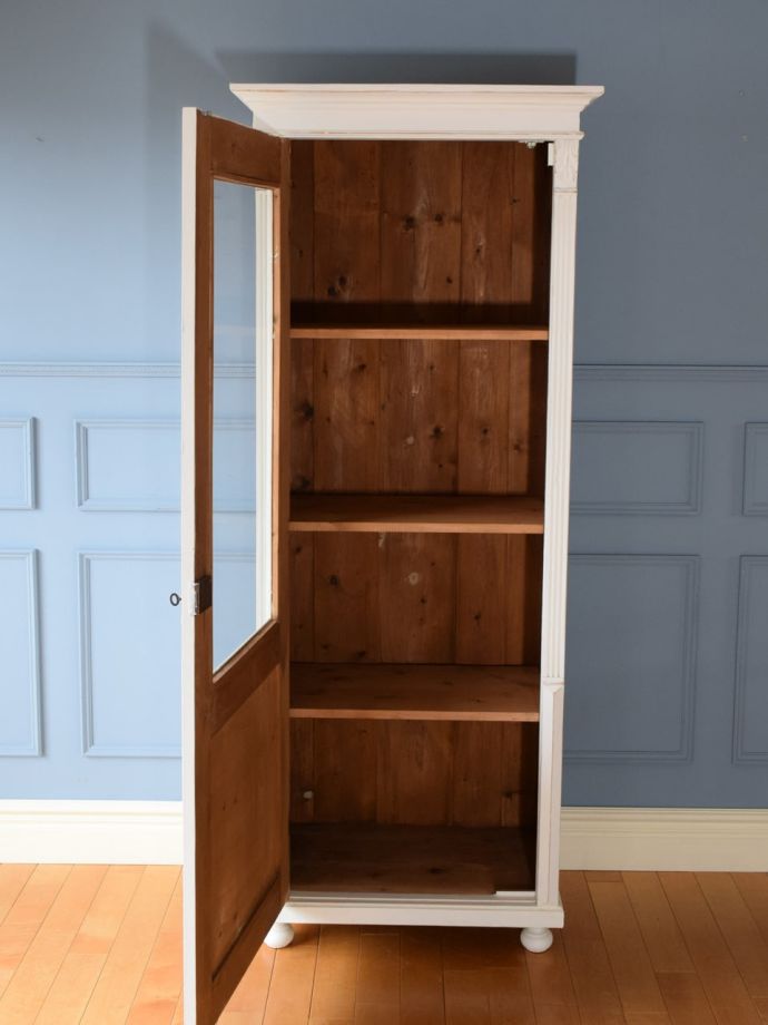 フランスから届いた白いアンティークキャビネット、シャビーシックな