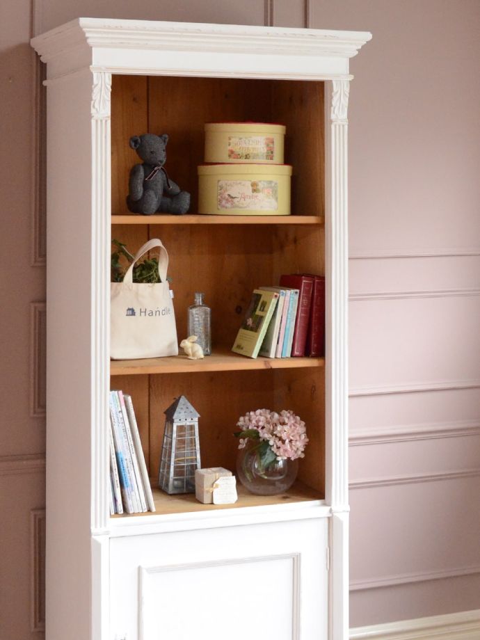 フランスから届いた白いアンティークのキャビネット、シャビーシックな