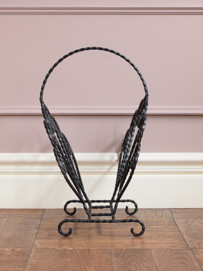 フランスから届いたおしゃれなマガジンラック、アイアンワークが美しい