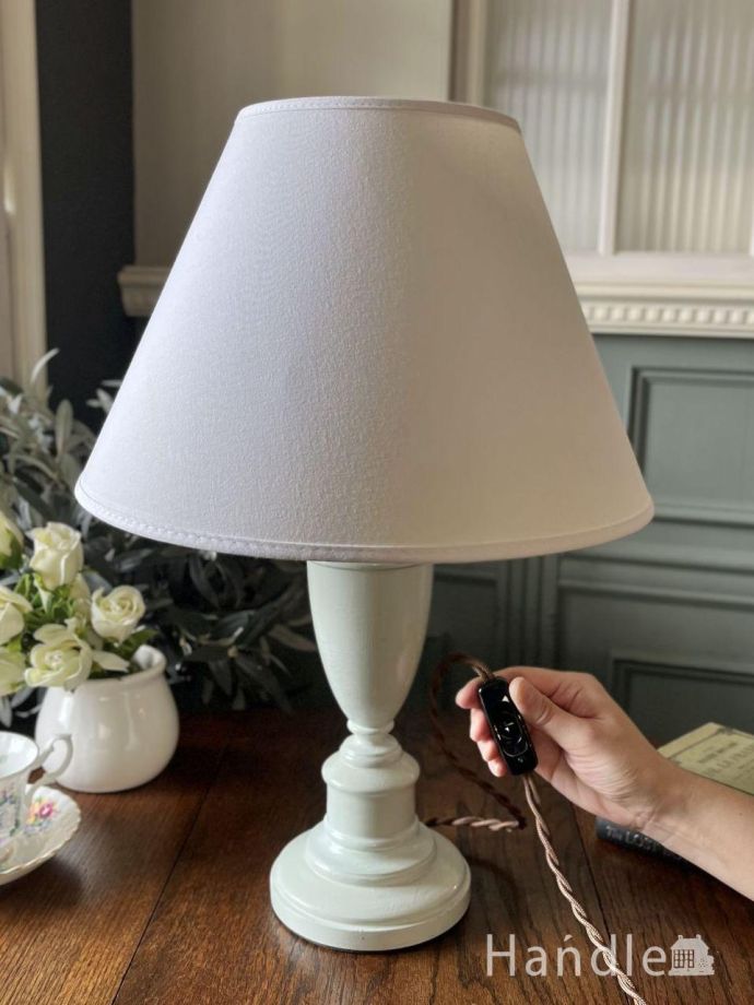 イギリスから届いたアンティークの照明器具、木製土台のおしゃれな