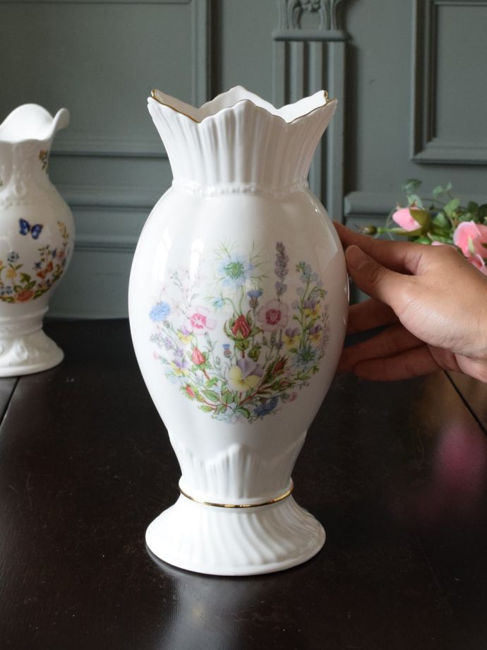 イギリスから届いたエインズレイの花器、wild tudor（ワイルド