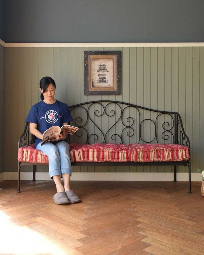 アイアンフレームが素敵なコントワール・ド・ファミーユの3人掛け