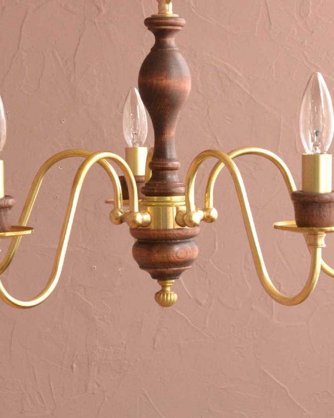 木製✕真鍮のコラボが人気のアンティーク風の木製シャンデリア（5灯