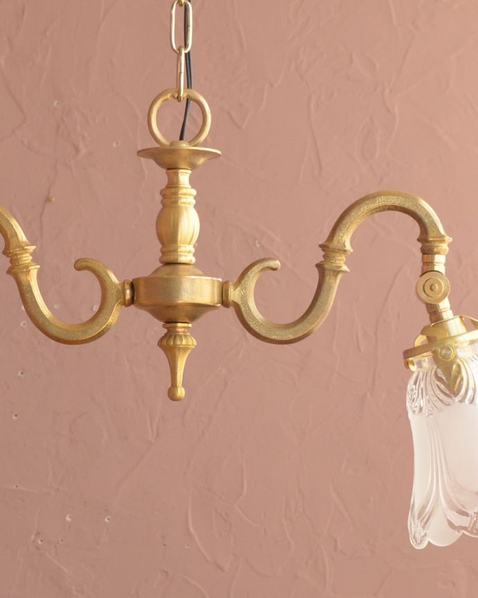 アンティーク風シャンデリア、お花のようなシェードが付いた照明（2灯