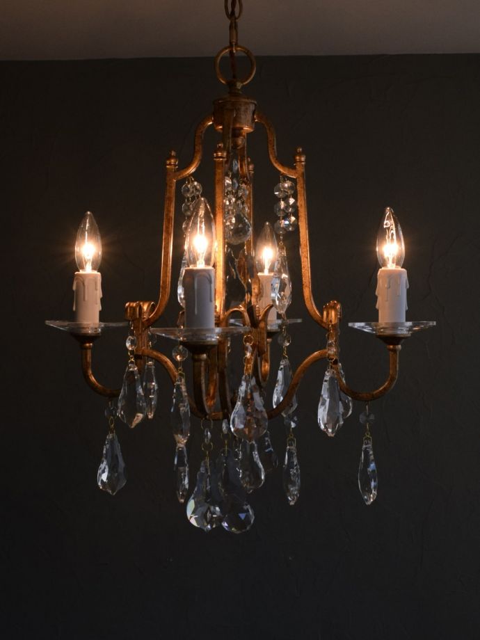 アンティーク調のおしゃれな照明器具、ガラスアクセサリーがキラキラ