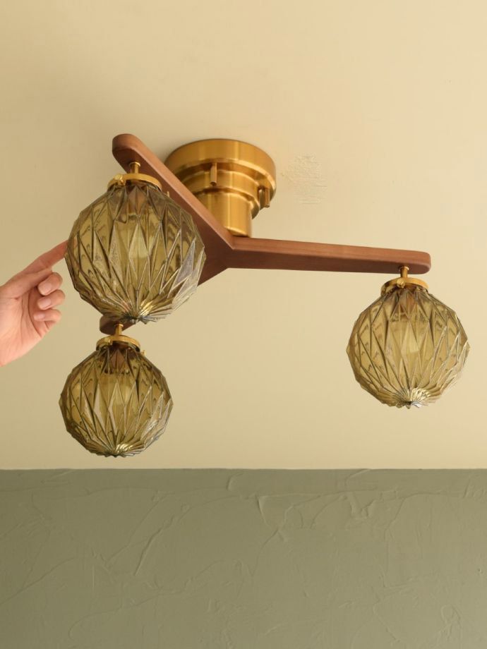 ビンテージ風のシーリングライト、アンバーガラスのシェードが