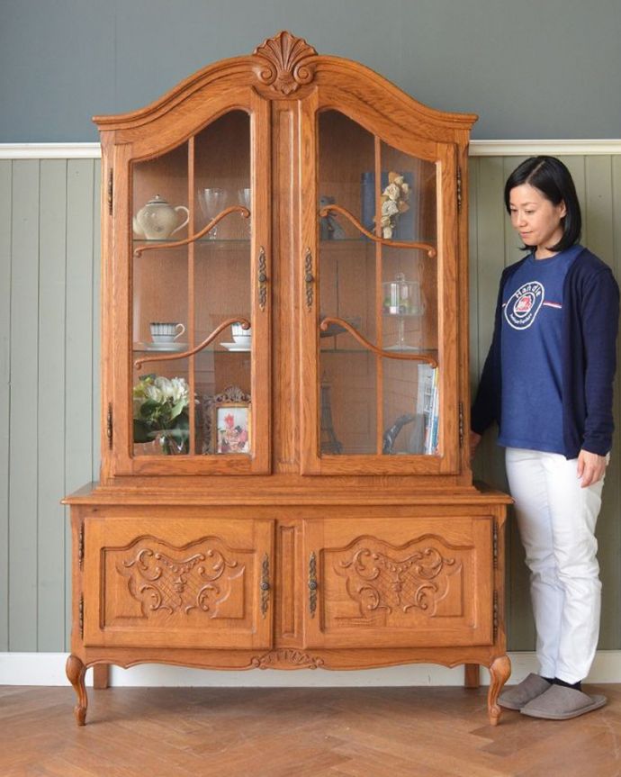 フランスの華やかなアンティーク家具、大きなガラスキャビネット（食器