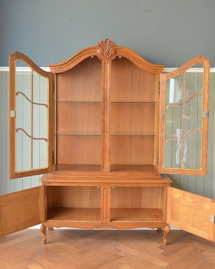 フランスの華やかなアンティーク家具、大きなガラスキャビネット（食器